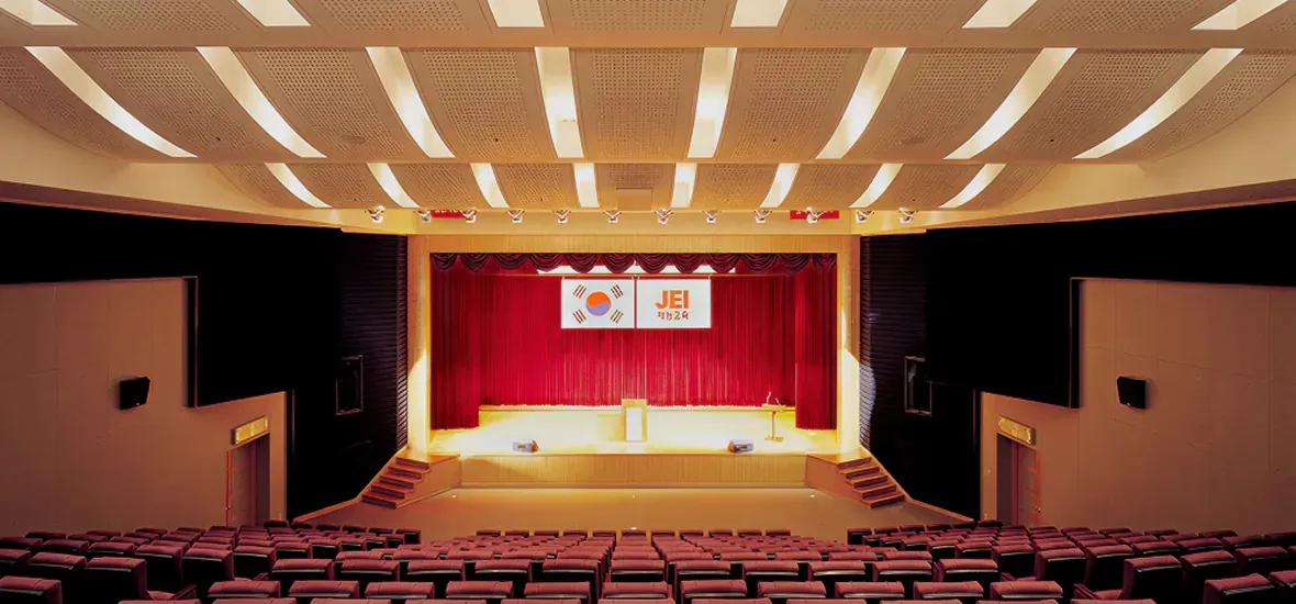 국기와 재능교육 현수막이 게시된 대강당 전경
